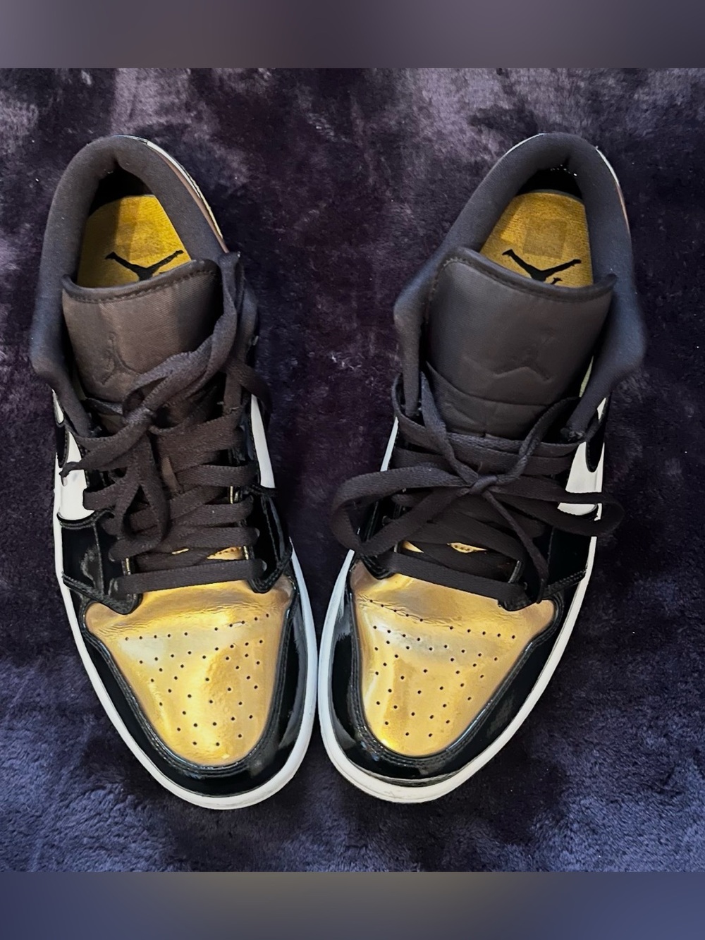 Jordan 1 Low
Gold Toe